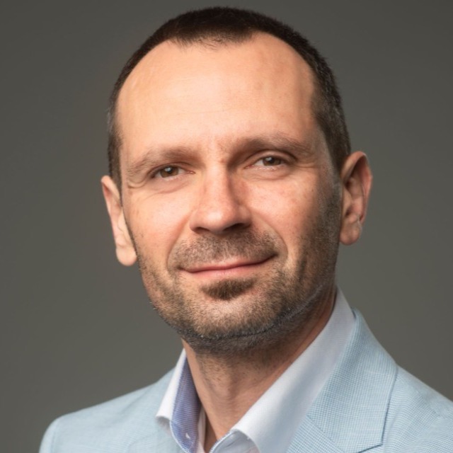     Dion András
