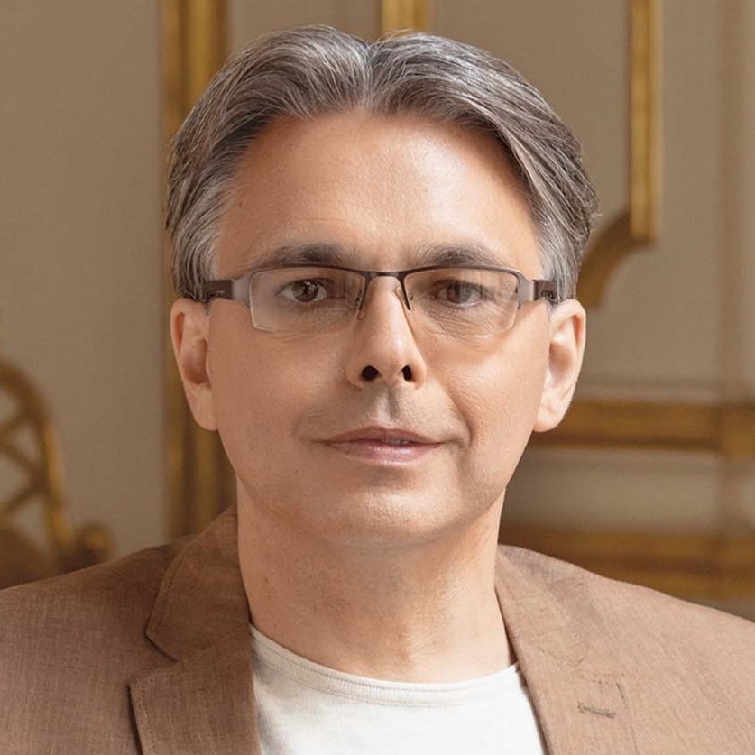     Dragomán György
