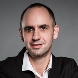     Vági Róbert
