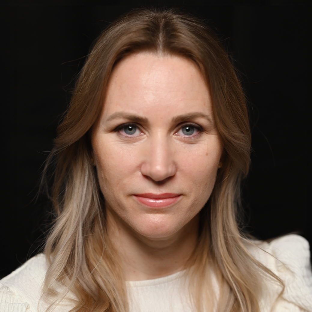     Tóth Nóra
