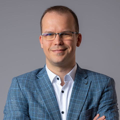     Szabó László

